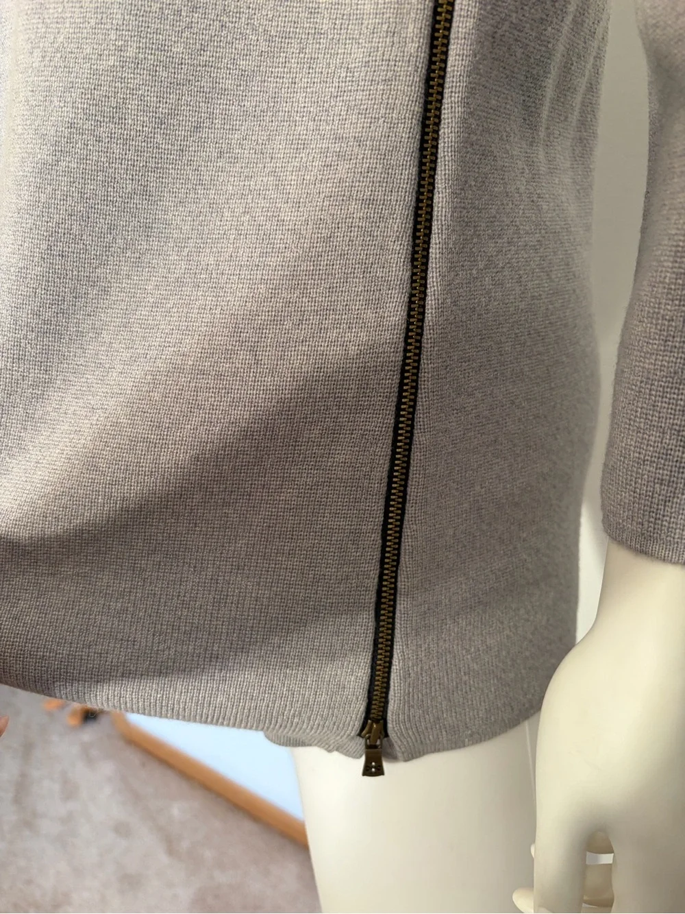 #924 Tory Burch Scoop-neck Sweater in Gray. 90% of sweater 100% Merino Wool